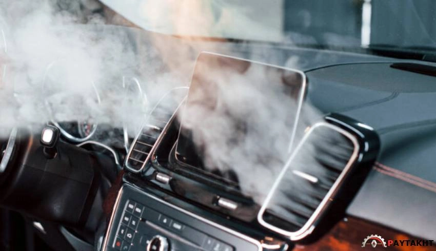 خروج بخار از دریچه بخاری ماشین  