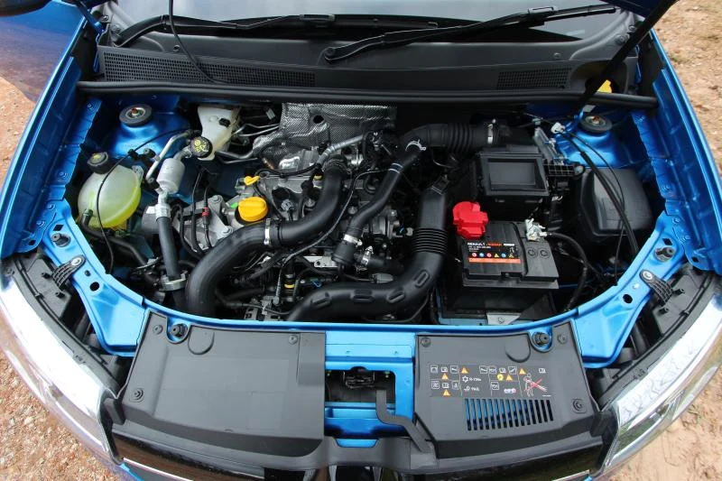 مقایسه مشخصات فنی و موتور ساندرو