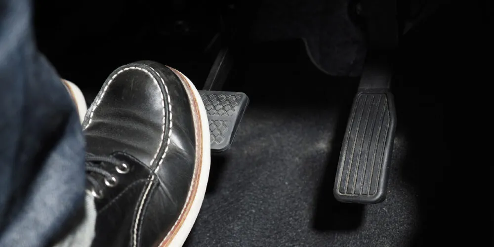 دلیل خالی کردن پدال ترمز